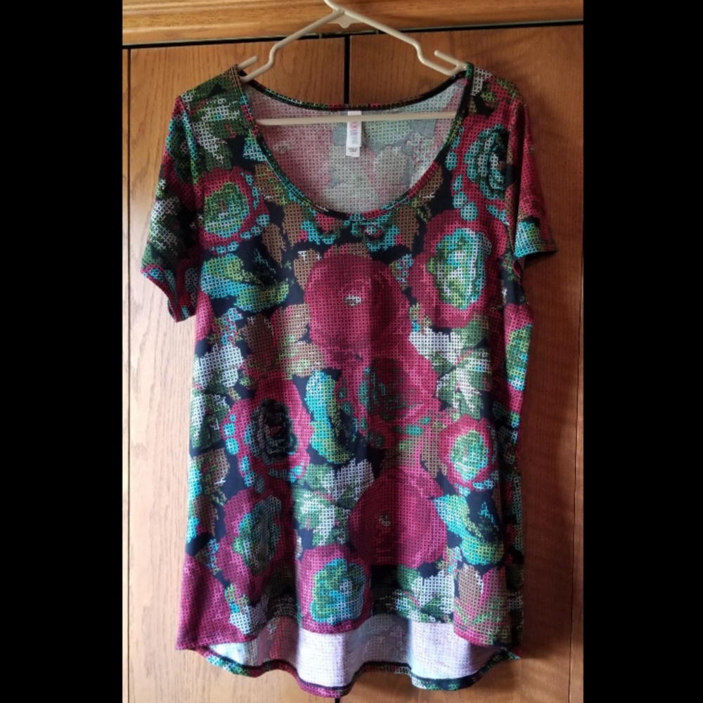 LuLaRoe Classic Tee L